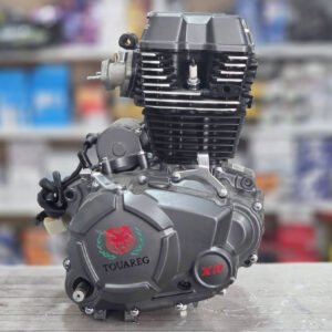 Un moteur de moto CG 150 cm³ est un bloc monocylindre à quatre temps, refroidi par air, reconnu pour sa robustesse et sa facilité d'entretien au quotidien