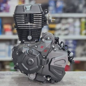Un moteur de moto CG 150 cm³ est un bloc monocylindre à quatre temps, refroidi par air, reconnu pour sa robustesse et sa facilité d'entretien au quotidien